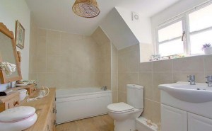 stroat-farm-cottage-bathroom-01