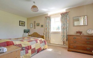stroat-farm-cottage-bedroom-01